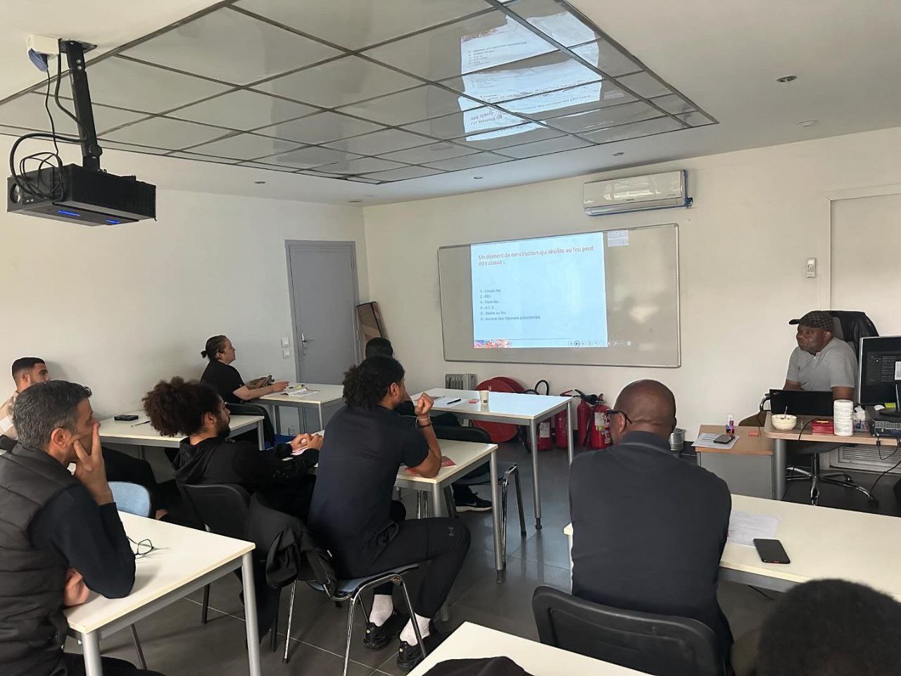 Les stagiaires en pleine entraînement pour le QCM SSIAP